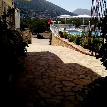 Kafe * Lukovë